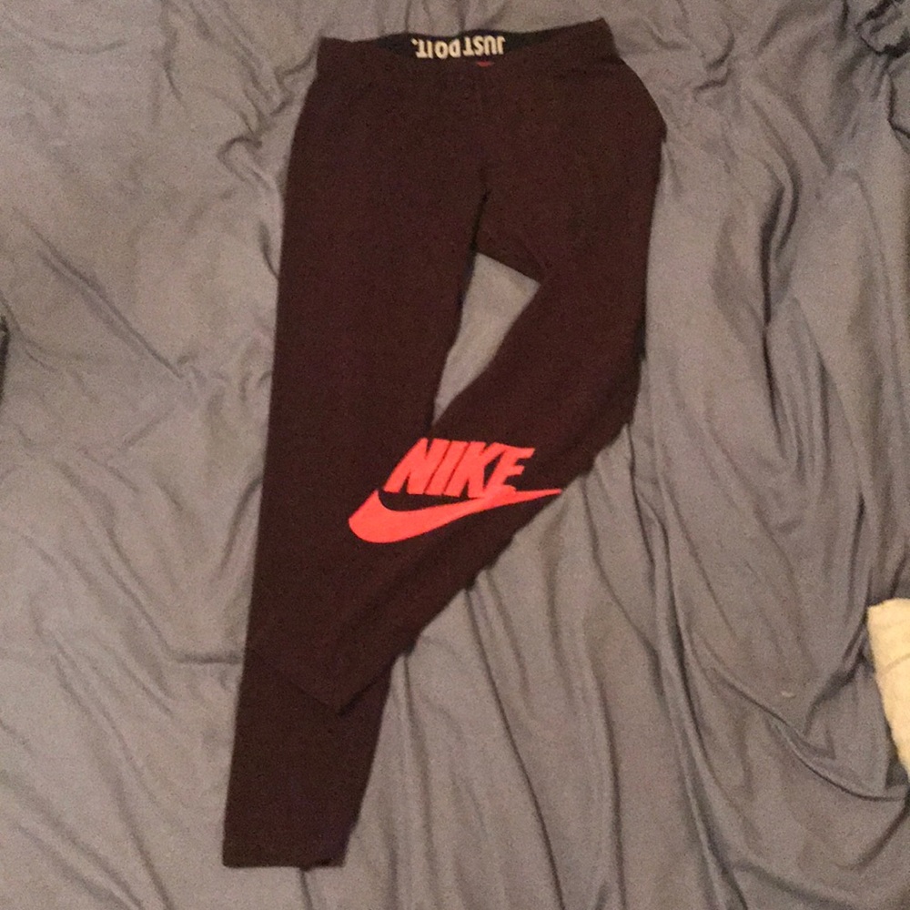 NIKE maroon legging with bright pink logo